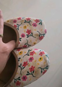 Floral Print Juttis/Mojaris