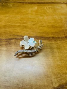 Elegant Flower claw with Crystals premium