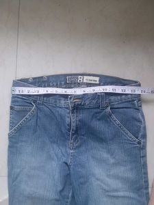 Capri Jeans - Denim Style. Painted pocket