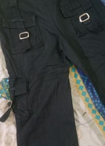 Trendy Black Capri With Pockets