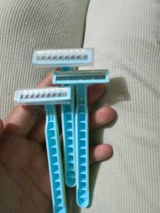 Pack of 3 bikini Razors nd face razor