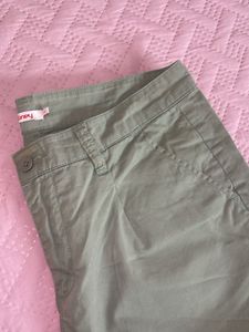 Super chic olive cargo shorts ☘️🧩