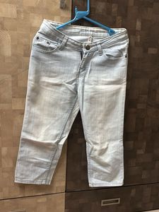 Light Wash Denim Capri Jeans
