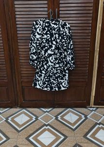 Monochromatic Abstract Print Tunic