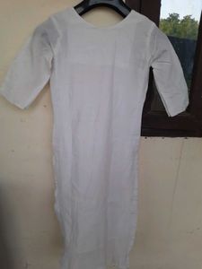 Elegant White Kurta with Floral Embroidery