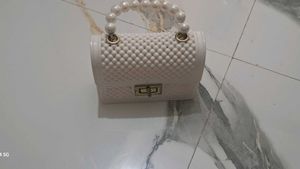 Cute Pearl Handle white Handbag