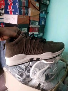 NEW NO USED SPORTS SHOES FOR MEN AND WOMEN.