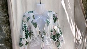 59209. Boho Tropical Print Tie-Front Crop Top