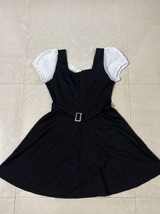 Chic Black &amp; White Puff Sleeve Dress