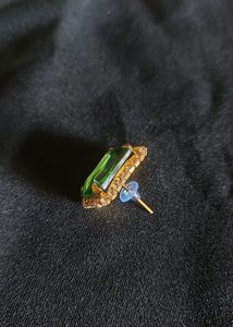 Classic Fashion Emarald Earrings With Diamonds Around It