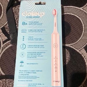Closeup Sonic Expert Electric Toothbrush