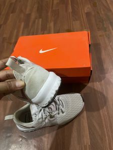 Nike Women's Lightweight Sneakers