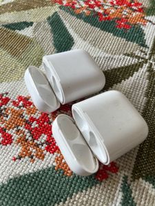 Apple AirPods Charging Case (2nd Gen)