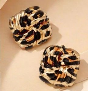style cast stud ear