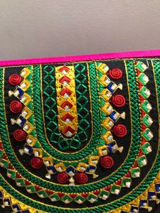 embroidered pink sling bag ✨