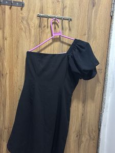 Chic Black One-Shoulder Dress