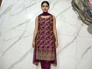 Elegant Embroidered Kurta Set with Dupatta 4xl