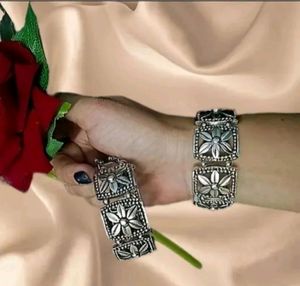 Oxidized Silver Flower Design Bracelet / Kada