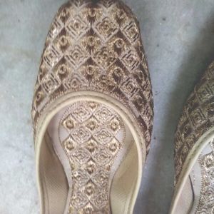 Embroidered punjabi Juttis
