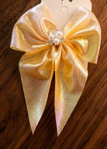 set of a bow and clluter