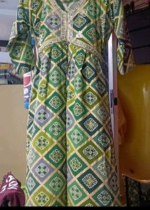 Green Geometric Print Kurta with Embellished Neckl