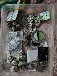 Sett of 8+ earrings and bracelet, necklace