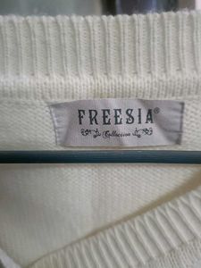 New White Printed Sweatshirt For Women In L Size