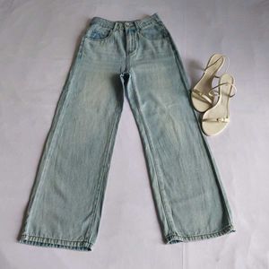 Light Wash Wide Leg Jeans 🎀