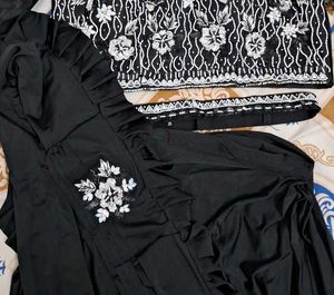 Selling a black color partywear stitched saree