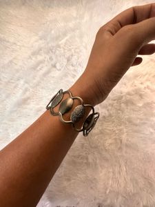 Unique Leaf Design Bangle Bracelet