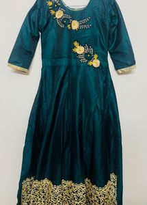 Elegant Green Embroidered Kurta 🌈