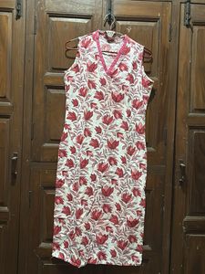 Floral Print Sleeveless Kurta size is M