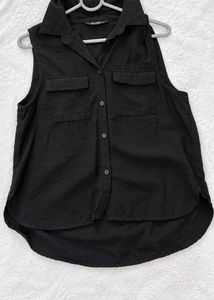 black sleeveless shirt