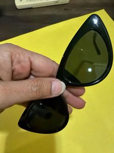 Y2K / 90s Vintage Style Slim Black Cat-Eye Shades