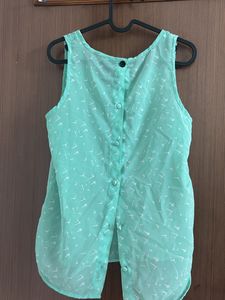 Pretty Sleeveless Top With Buttons At Back