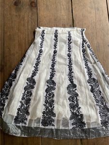 🚨price dropFloral Embroidered Lehenga Skirt
