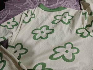 Cute floral print V-neck top