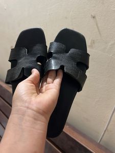 Zudio Black Shiny Flats