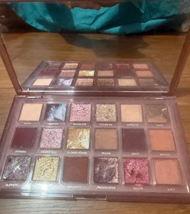 Huda Beauty Naughty Nude Eyeshadow Palette