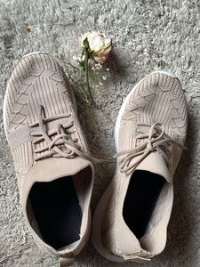Like New TRASE Casual Sneakers 👟👌