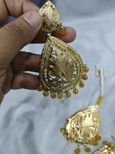 Gold Toned Maang Tikka &amp; Earrings Set