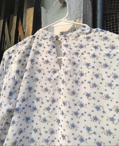 Chic Floral Print Top with Lace Details