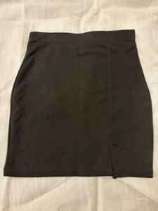 Chic Black Mini Skirt with Slit