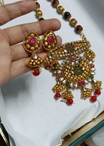 Stunning Gold Tone Necklace & Earrings Set
