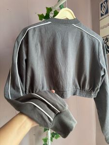 Sale 😍!!Cropped  Sweater ⬜️🩶🩶