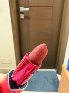Nykaa Ultra Silk Hydrating Lipstick shade gleamin