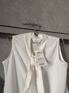 Elegant Sleeveless White Blouse with Tie Neck