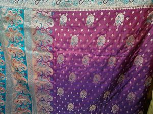 Elegant Paisley Pattern Saree