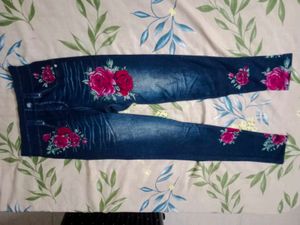 Pink Heathered Short Sleeves Top and blue jegging