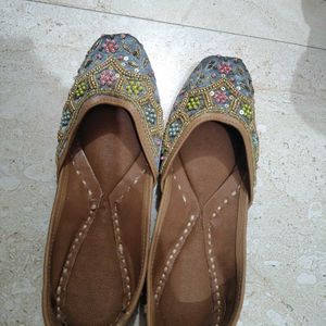 Embroidered Jutti
